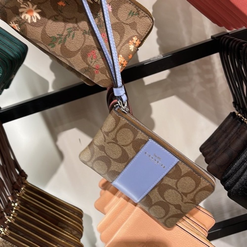 Corner Zip Wristlet In Signature Canvas Khaki / Marble Blue